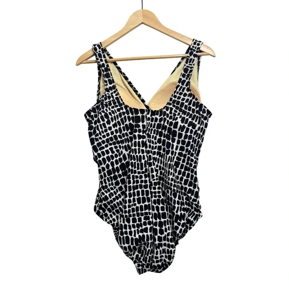 Trimshaper One-Piece Swimsuit 18W Black White Geometric New Tummy Control